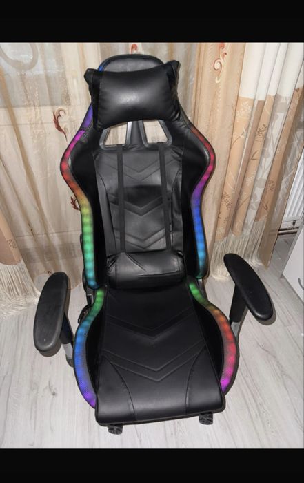 Scaun gaming cu leduri