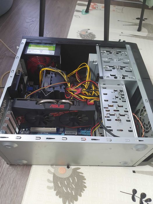 Геймърски компютър с 4 ядрен процесор видеокарта RX570 и монитор Dell