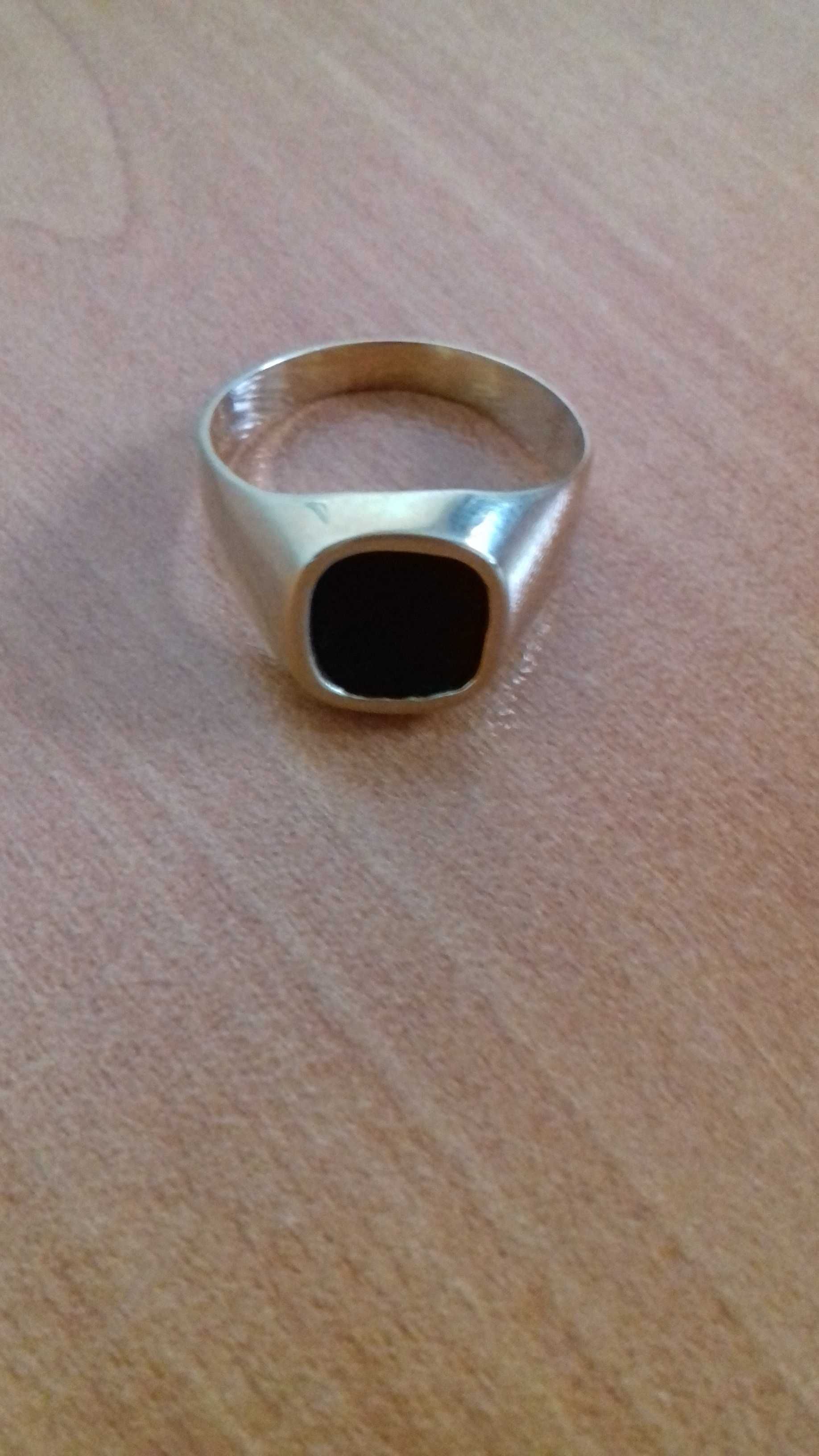 Златен мъжки пръстен с черен камък - 5 грама