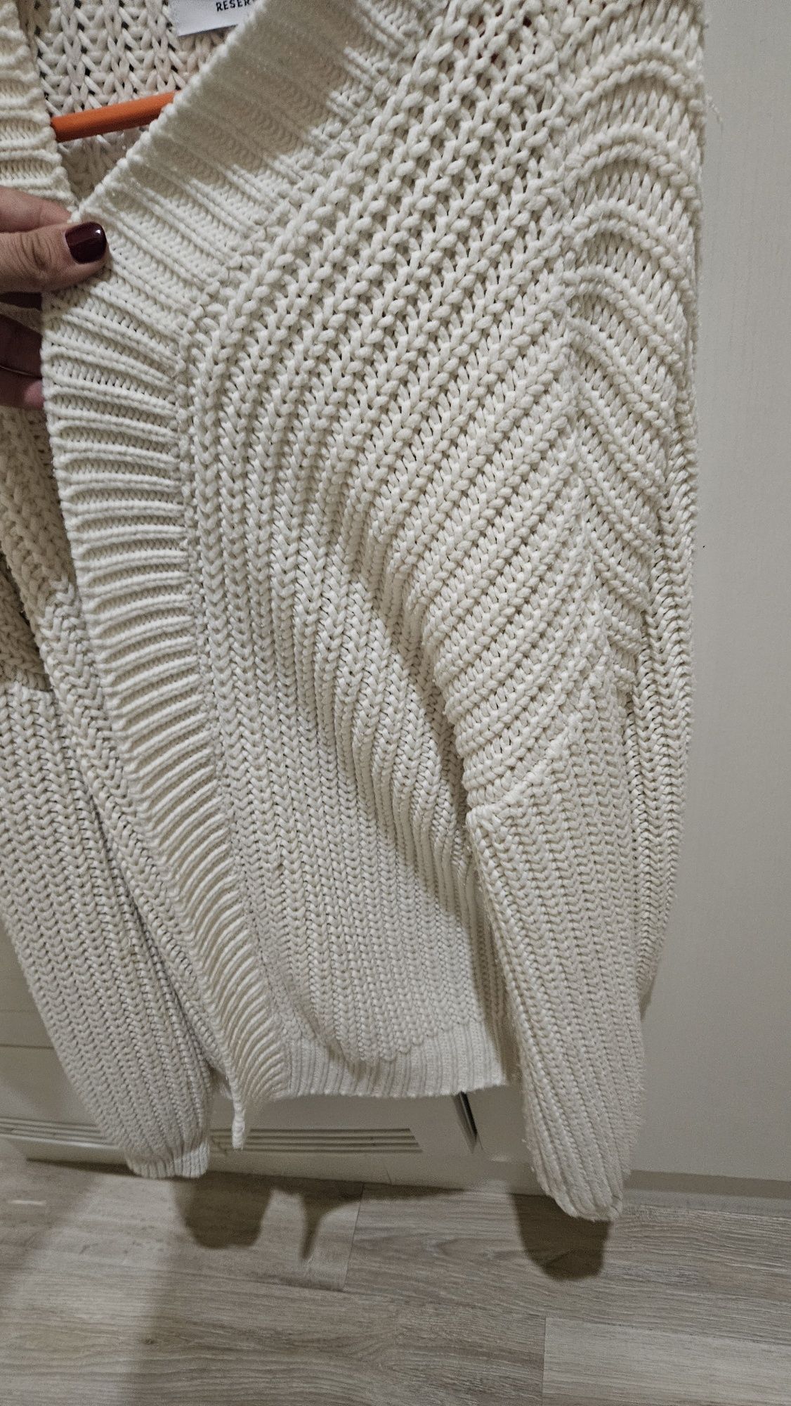 Бяла плетена жилетка