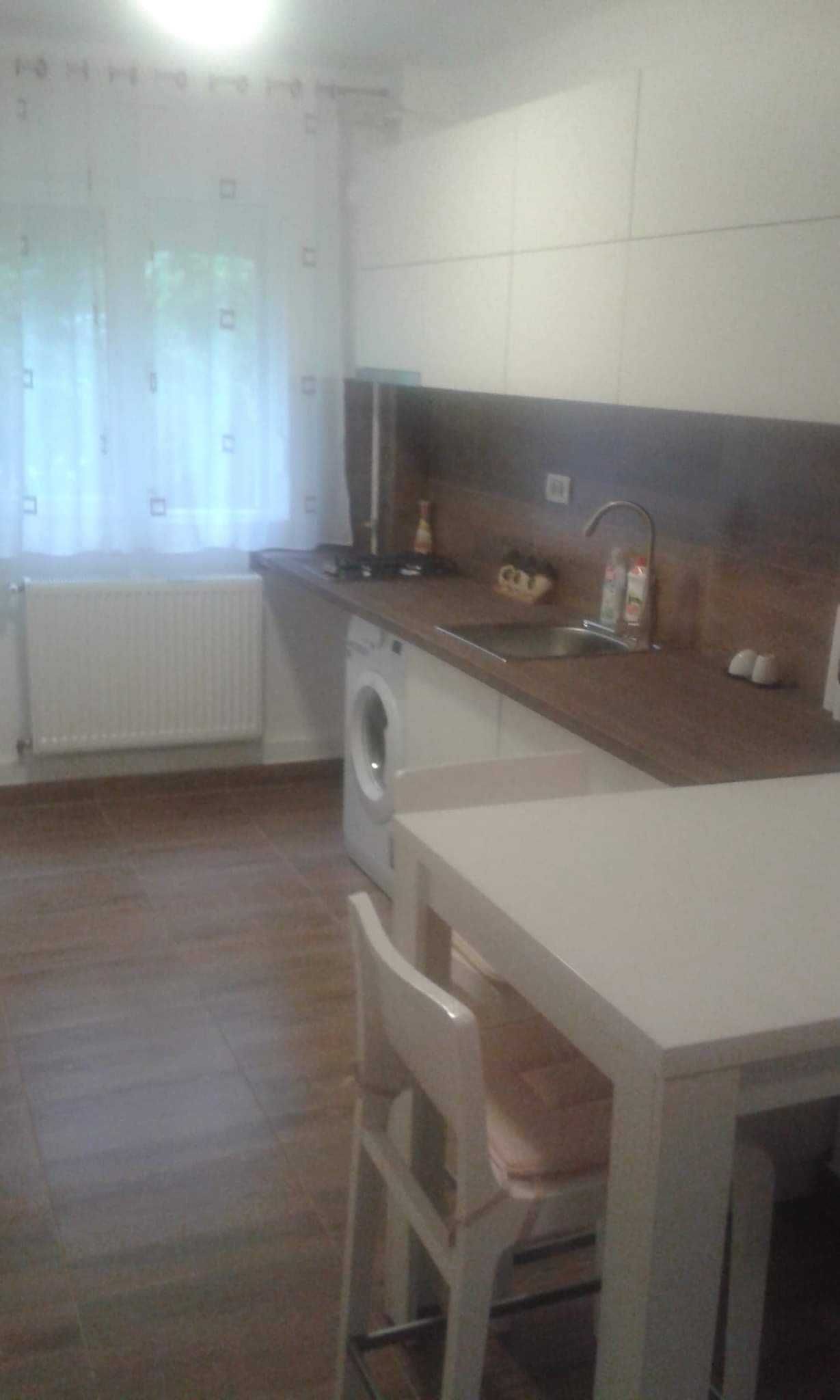 Inchiriez apartament cu 2 camere.