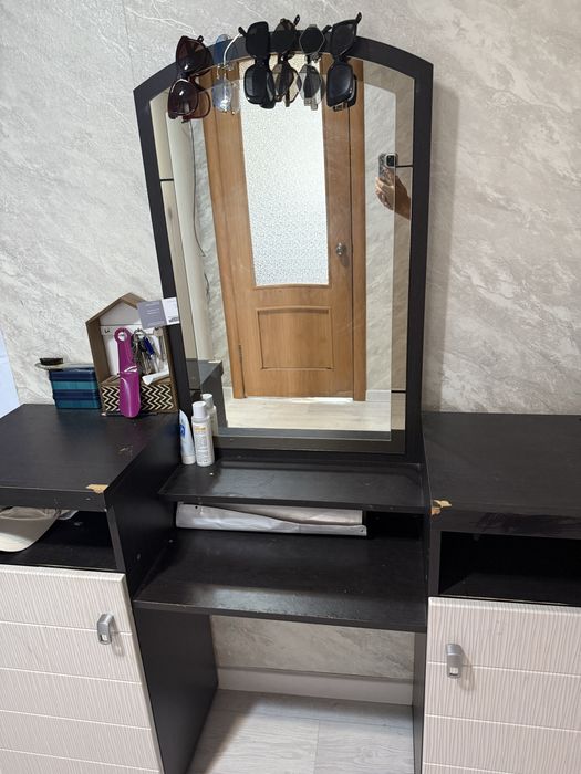 Продам трюмо с зеркалом