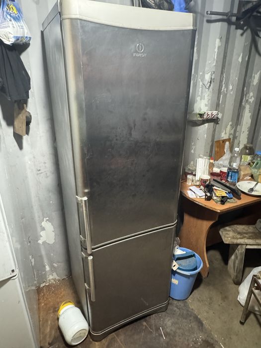 Продам холодильник indesit