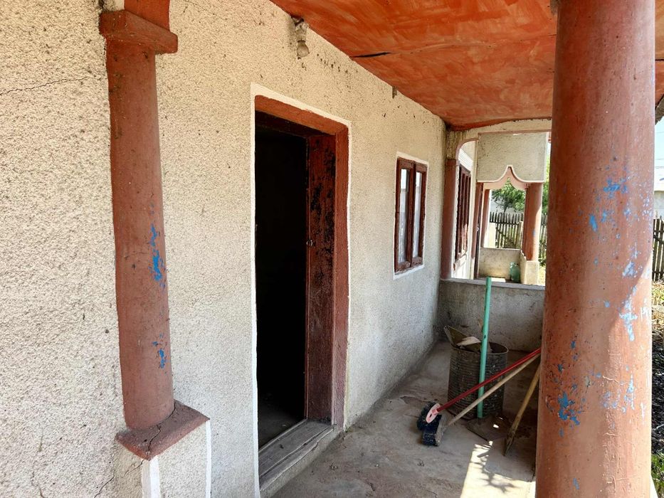 Vând casă bătrânească