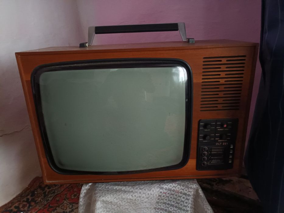 Mobilier vechi de vânzare și televizor vechi.