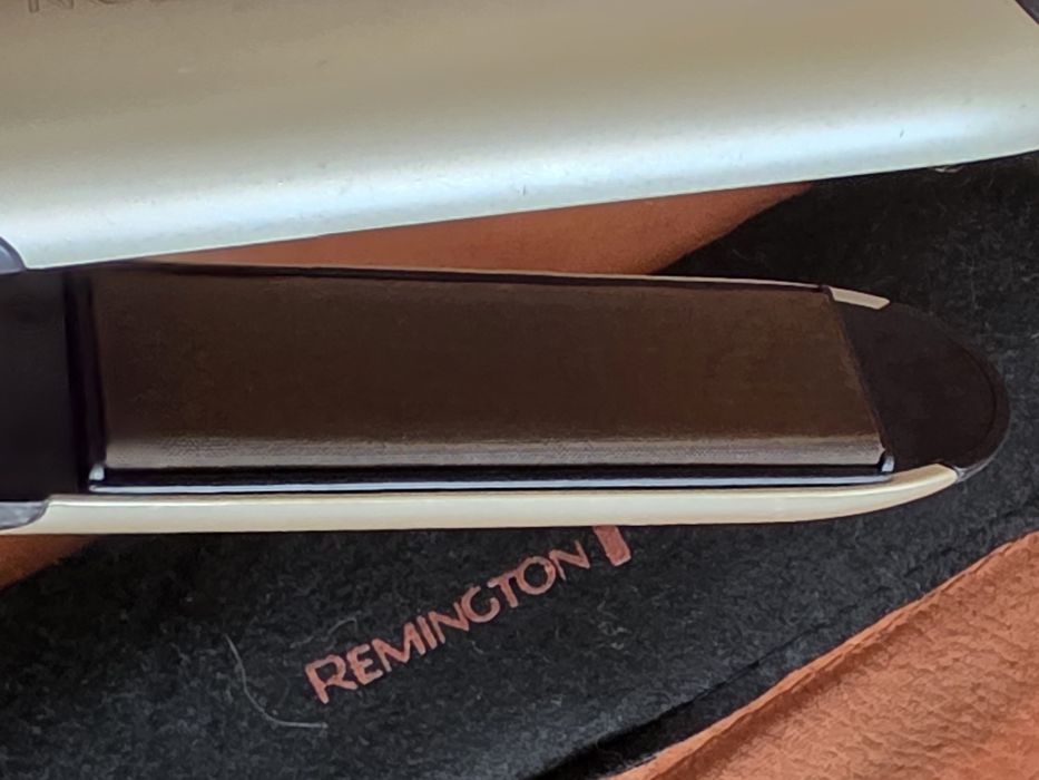 Placă ceramică de îndreptat părul Remington folosită