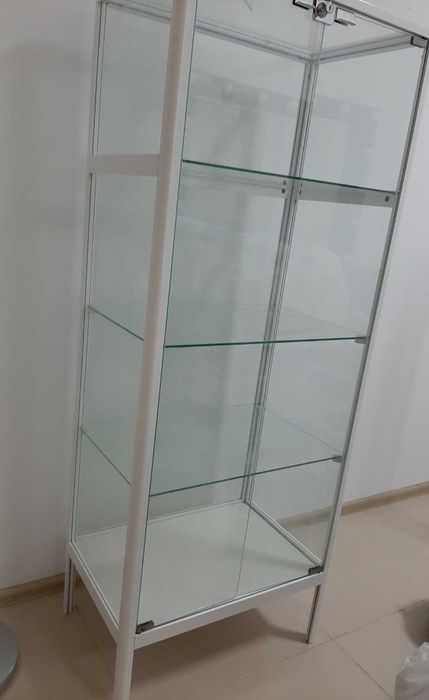 Шкаф медицинский, стеклянный.