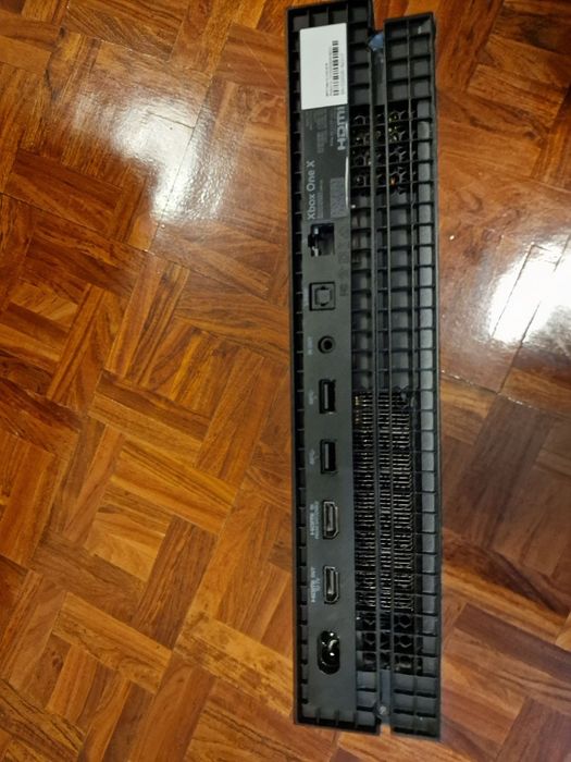 Xbox One X 4K, 1 TB SSD Samsung - ъпгрейд! и 8 игри.