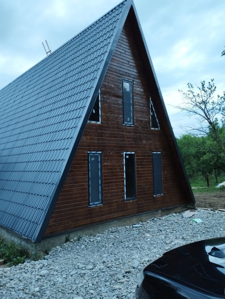 Vindem case si cabane din lemn, de tip A. Acestea se realizeaza la dim