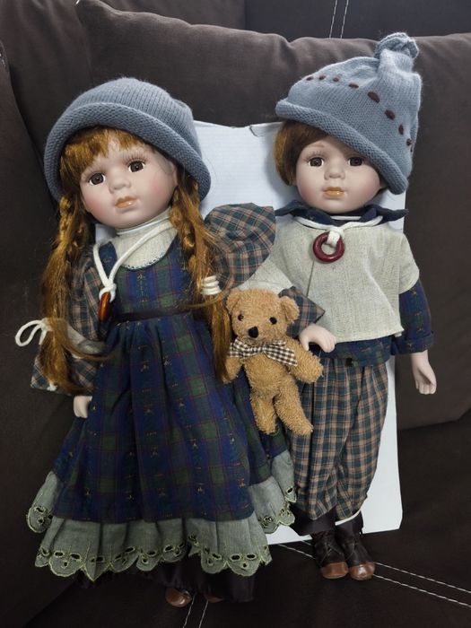 Два броя порцеланови кукли