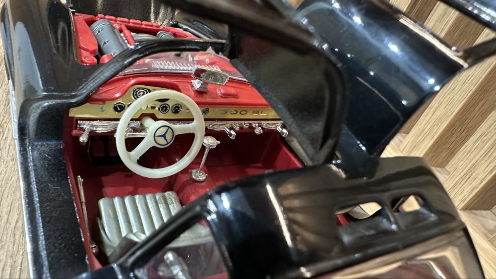 Колекционерски 1:18 Mercedes 300SL и Jaguar