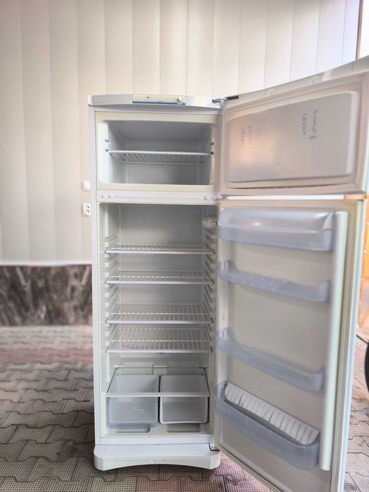 Индизит двухкамерний холодилник