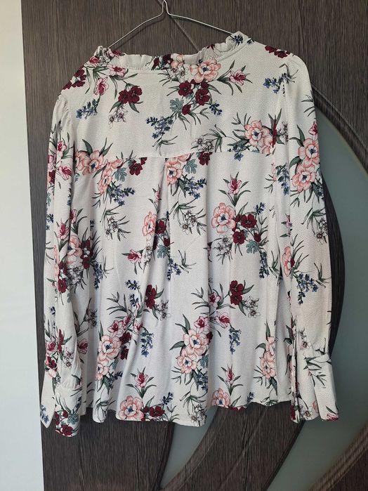 Bluza  dama LC Waikiki marimea 38.Este purtata 2 zile.