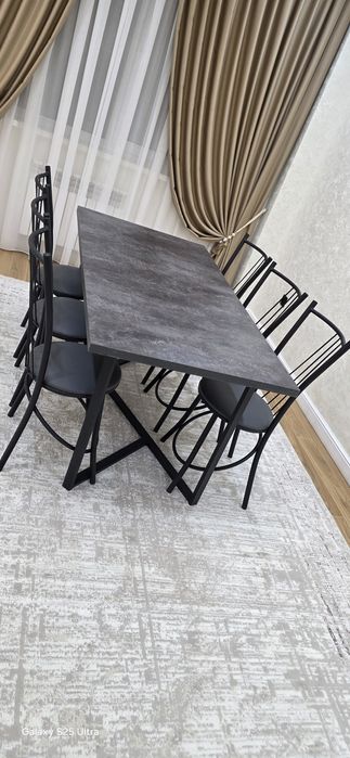 Сатылымда орындықтар мен Стол бар.