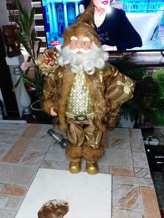 Дядо Коледа в златни одежди, касичка от кокосов орех