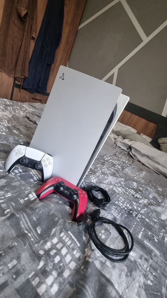Продава се СПЕШНО!!! Playstation 5, +2 джойстика, захранващ кабел и HD