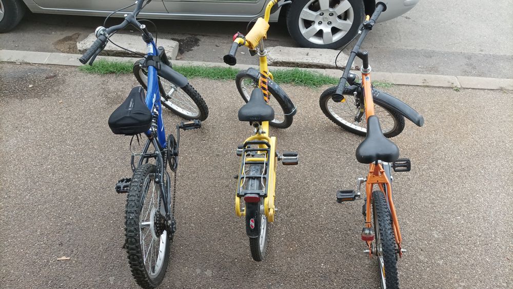 De vânzare trei biciclete