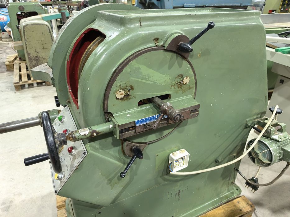 В наличност чепорез с една маса.