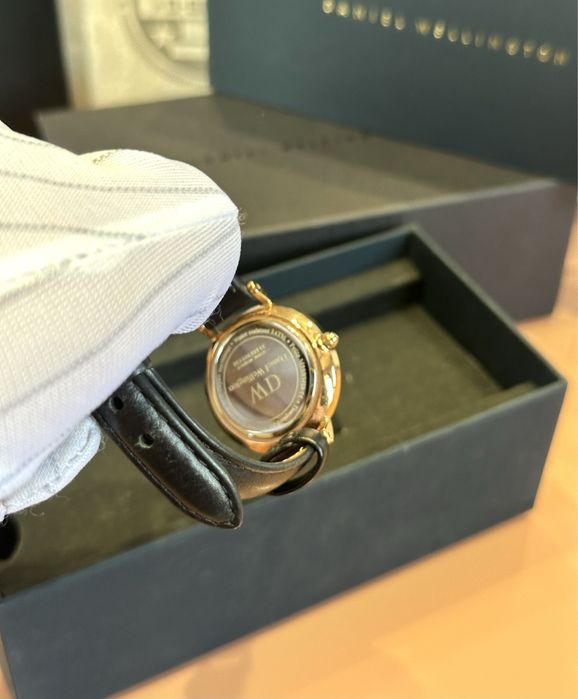 Дамски часовник Daniel Wellington с кожена каишка