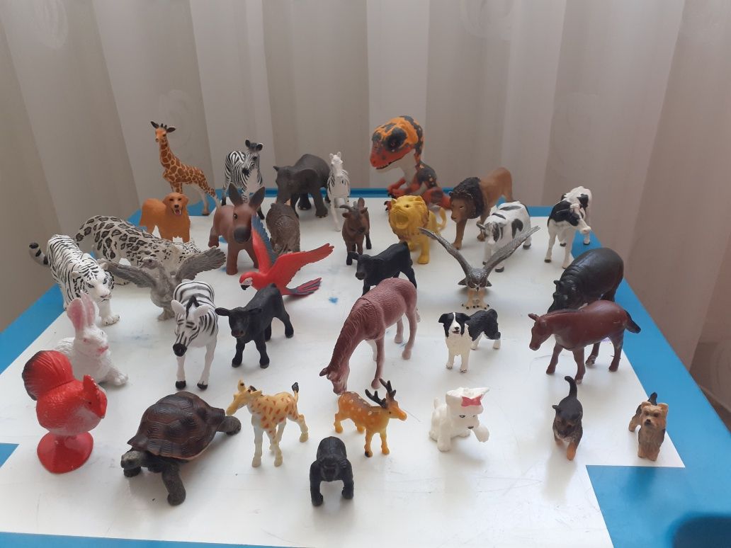 Vindem Ritzy Rollers și figurine plastic animale