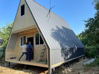 Vand containere și cabane din lemn