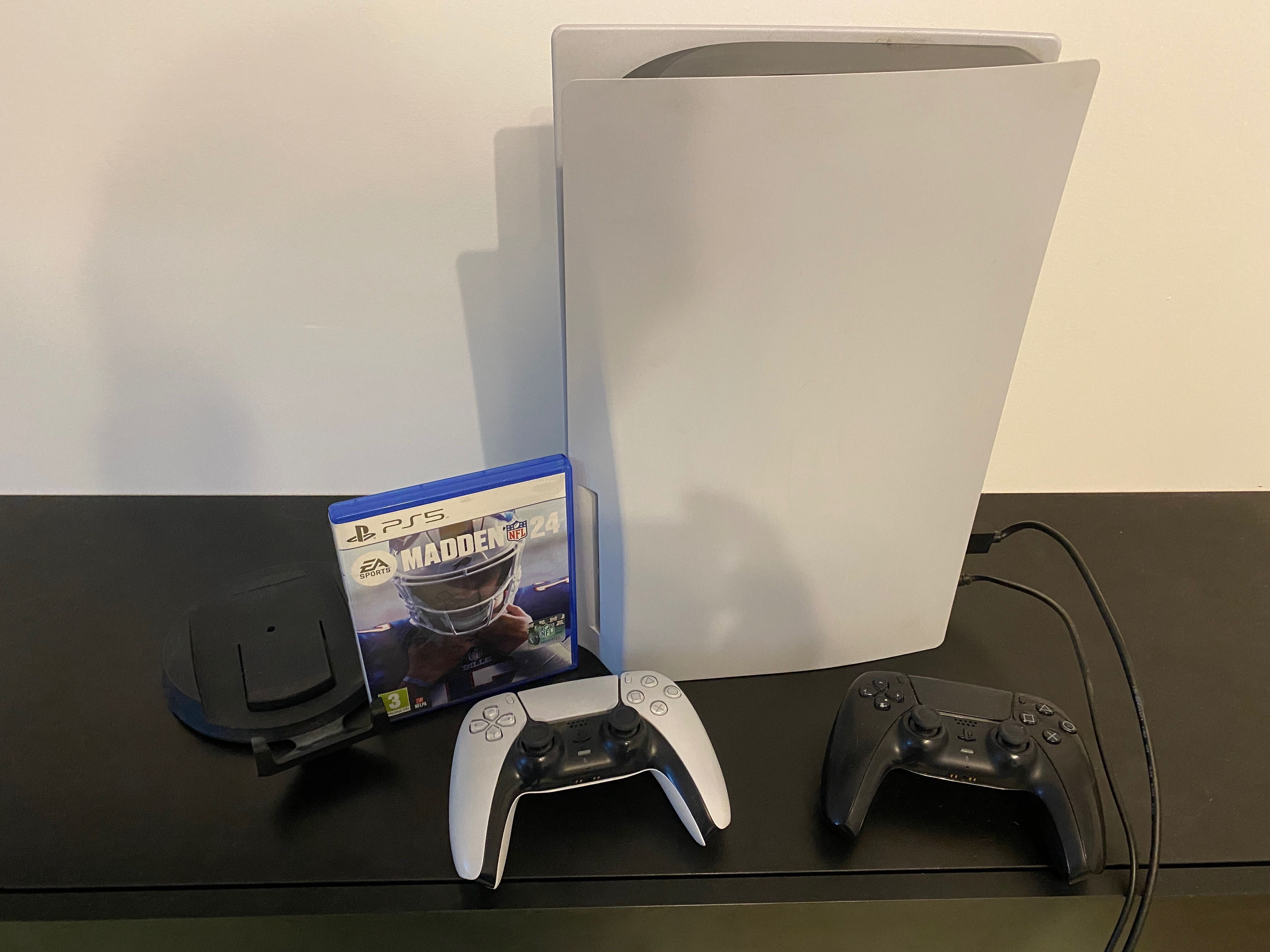 Vând consolă PlayStation 5 cu disc + 2 manete - stare excelentă