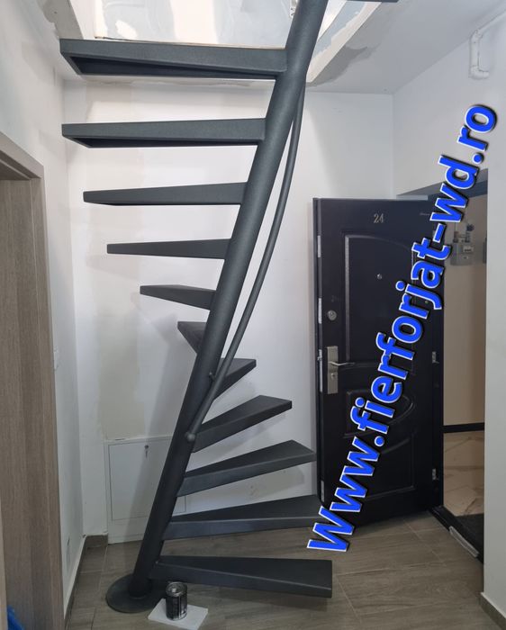 Scara pentru mansarda in spirala cu axul central inclinat