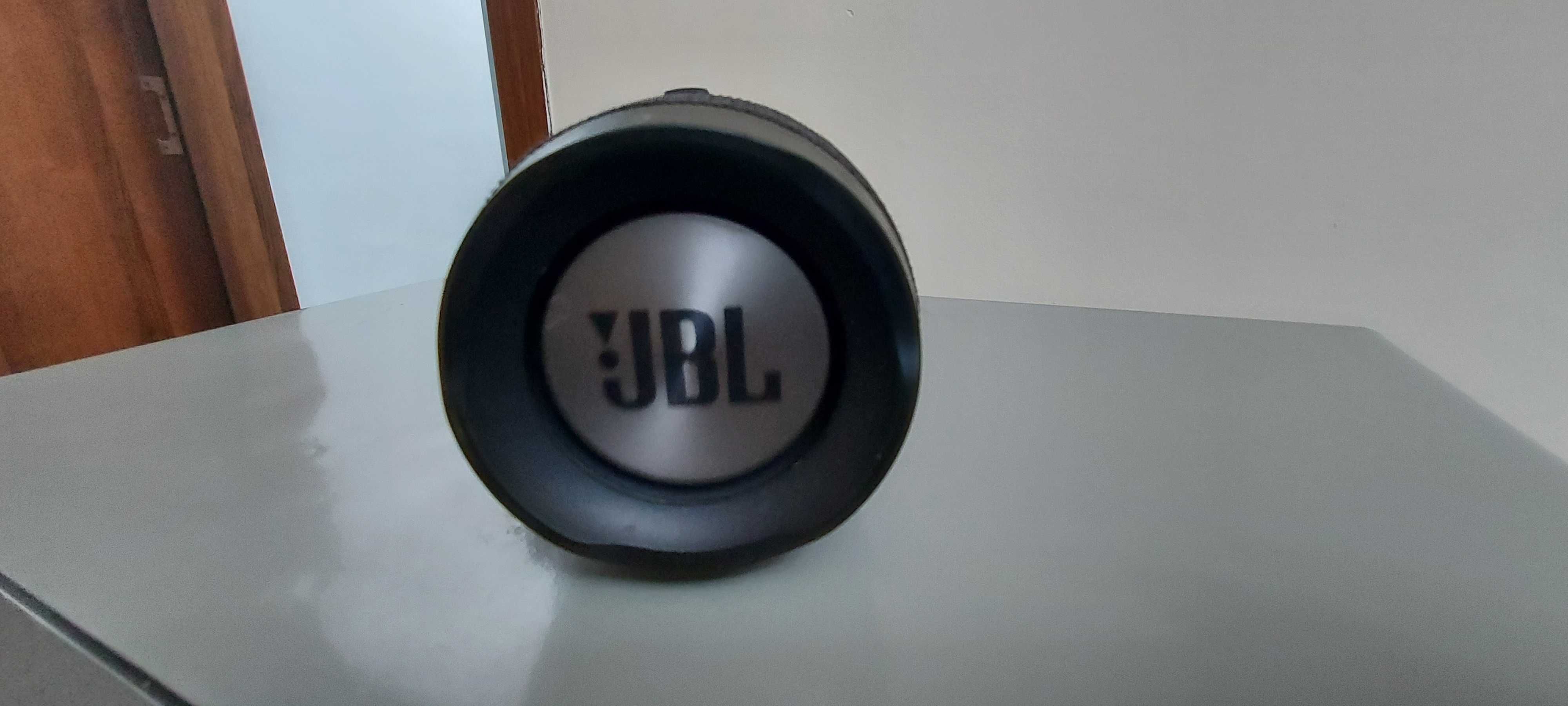 Продам Портативную колонку JBL CHARGE 3