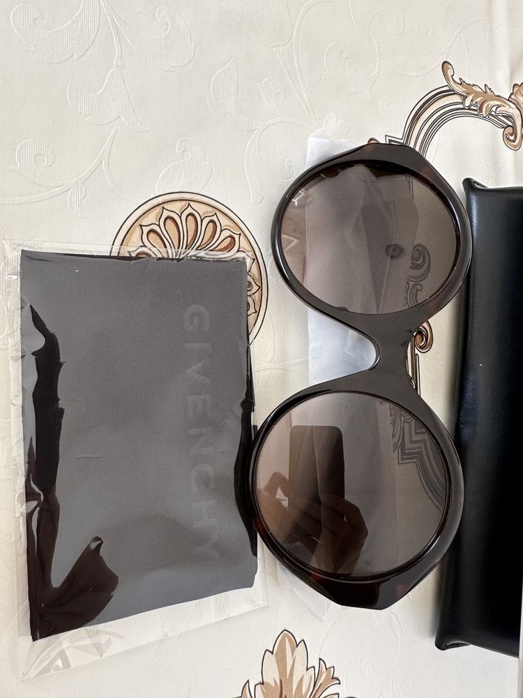 Vând ochelari Givenchy