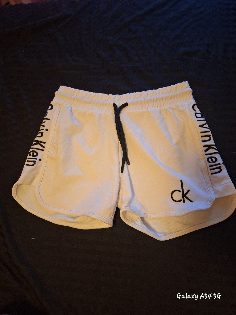 Къси панталонки на марката Calvin Klein