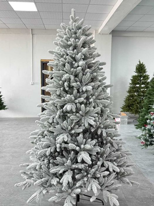 Заснеженная королевская елка новая