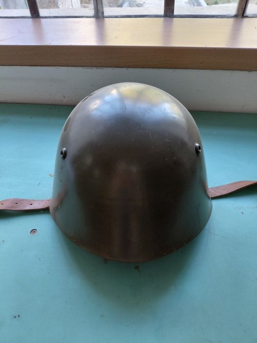 Военна каска с коланчета за закопчаване