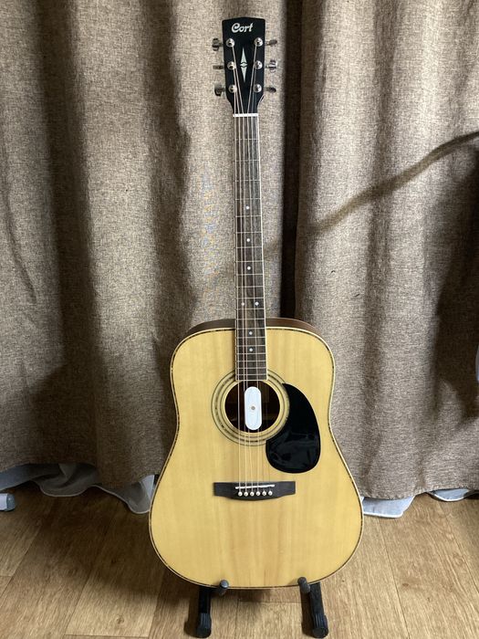 Продам гитрару cort ad880