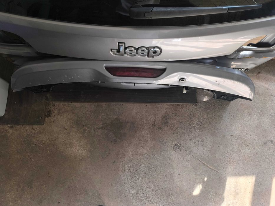 Задно стъкло и трети стоп за Grand Cherokee 2015