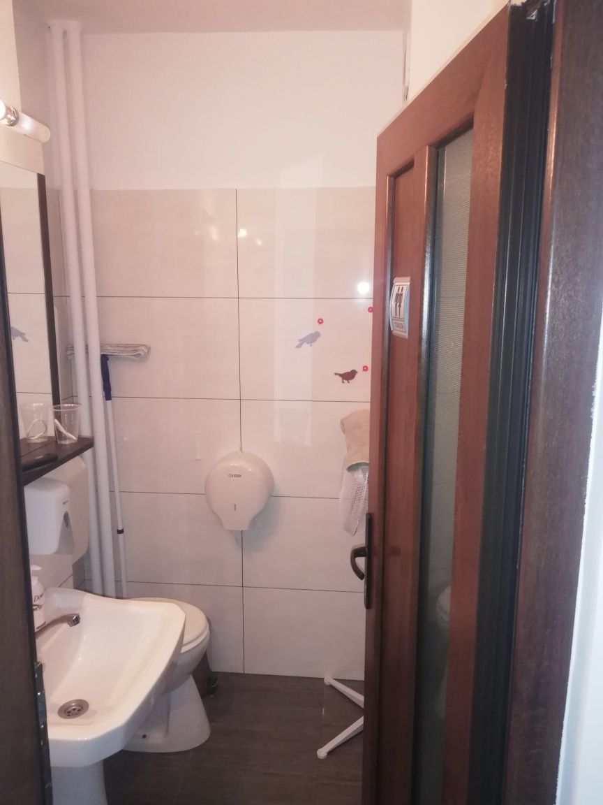 Închiriez birou / manichiura / cosmetica office sharing Micalac