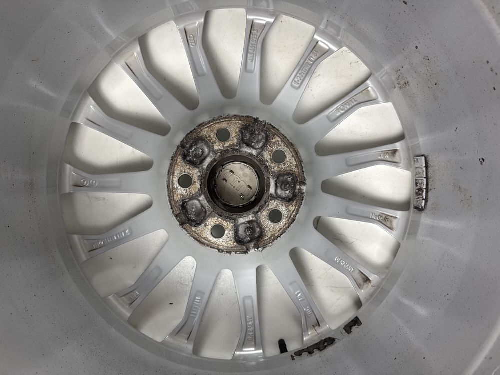 Se vand jante originale Audi R19