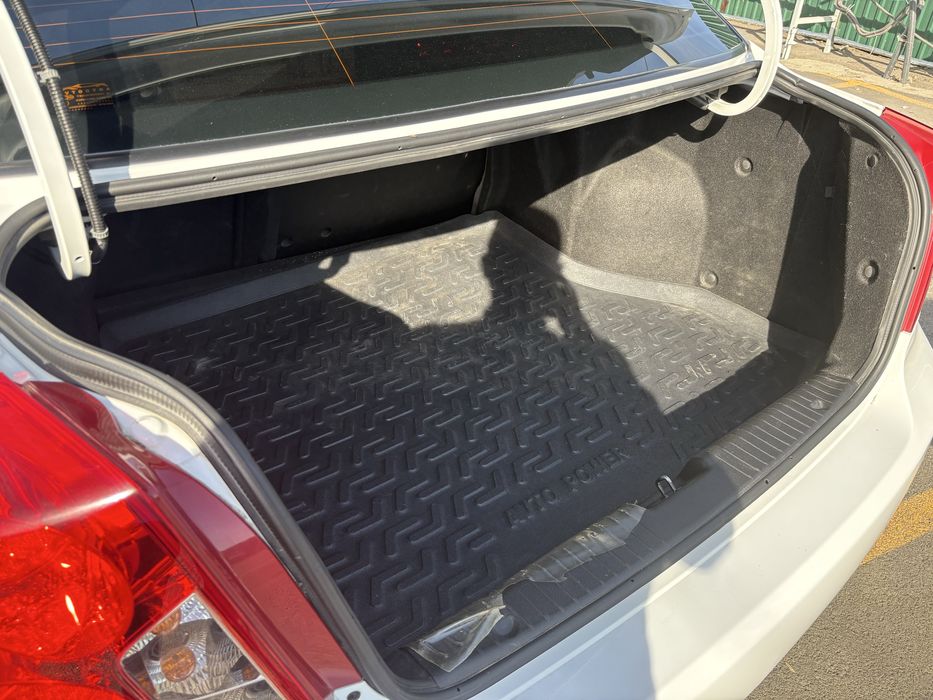 Продам gentra белый