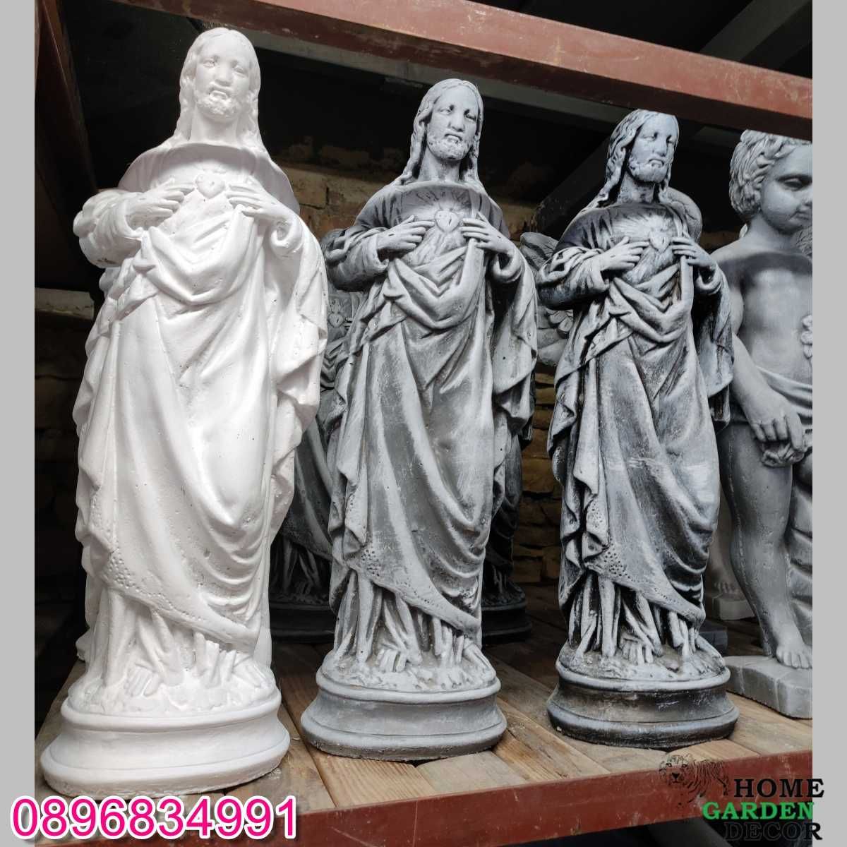 Статуя от бетон “Свещеното сърце на Исус Христос”