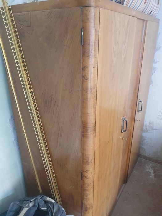 Гардероб от масивна дървесина