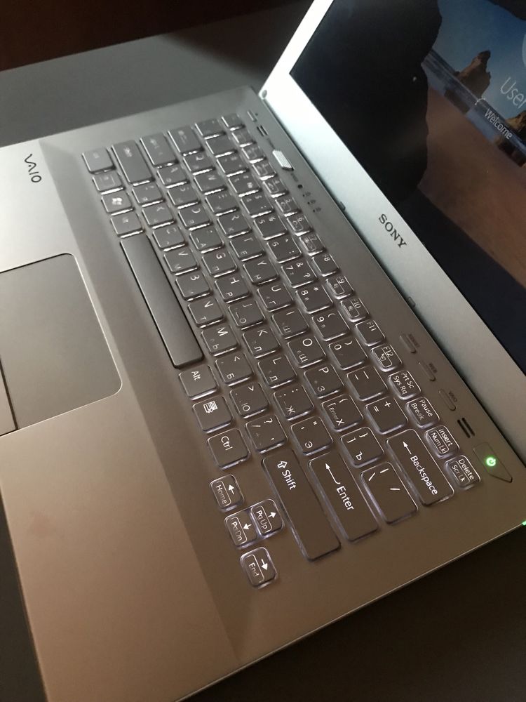 Sony vaio slim alb cu tastatura luminata. Procesor i3; 6Gb ram