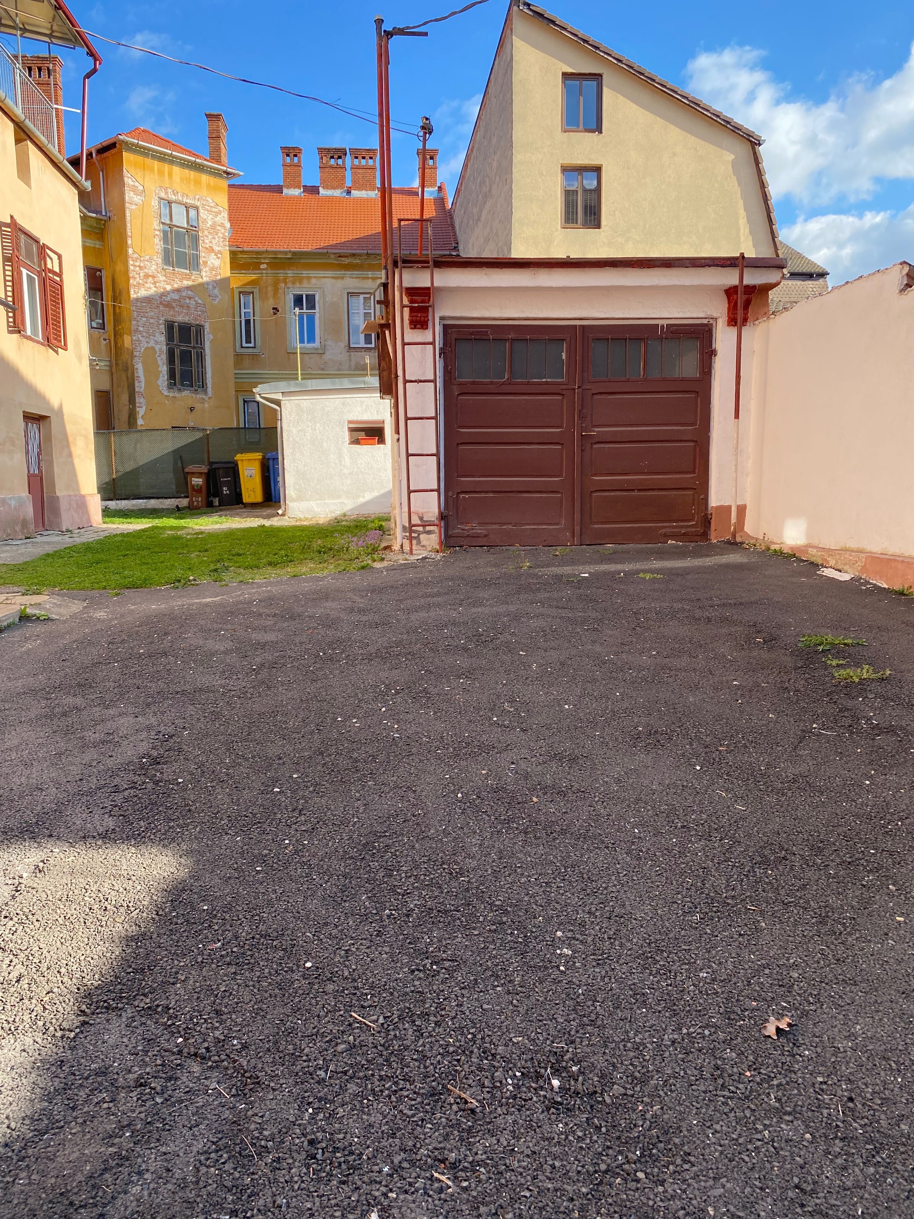 Casa cu spatiu comercial ,  garaj,  curte  , central, Bdul Victoriei.