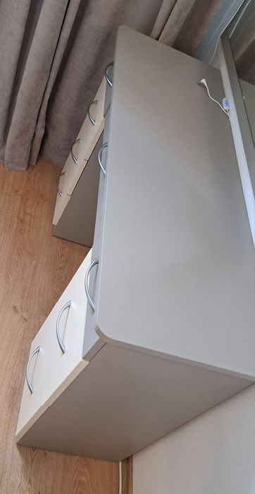 Продавам тоалетка/бюро
д120 ш40 в76