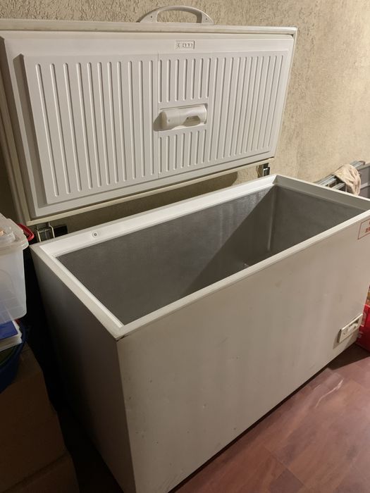 Продавам хладилна ракла 400л.