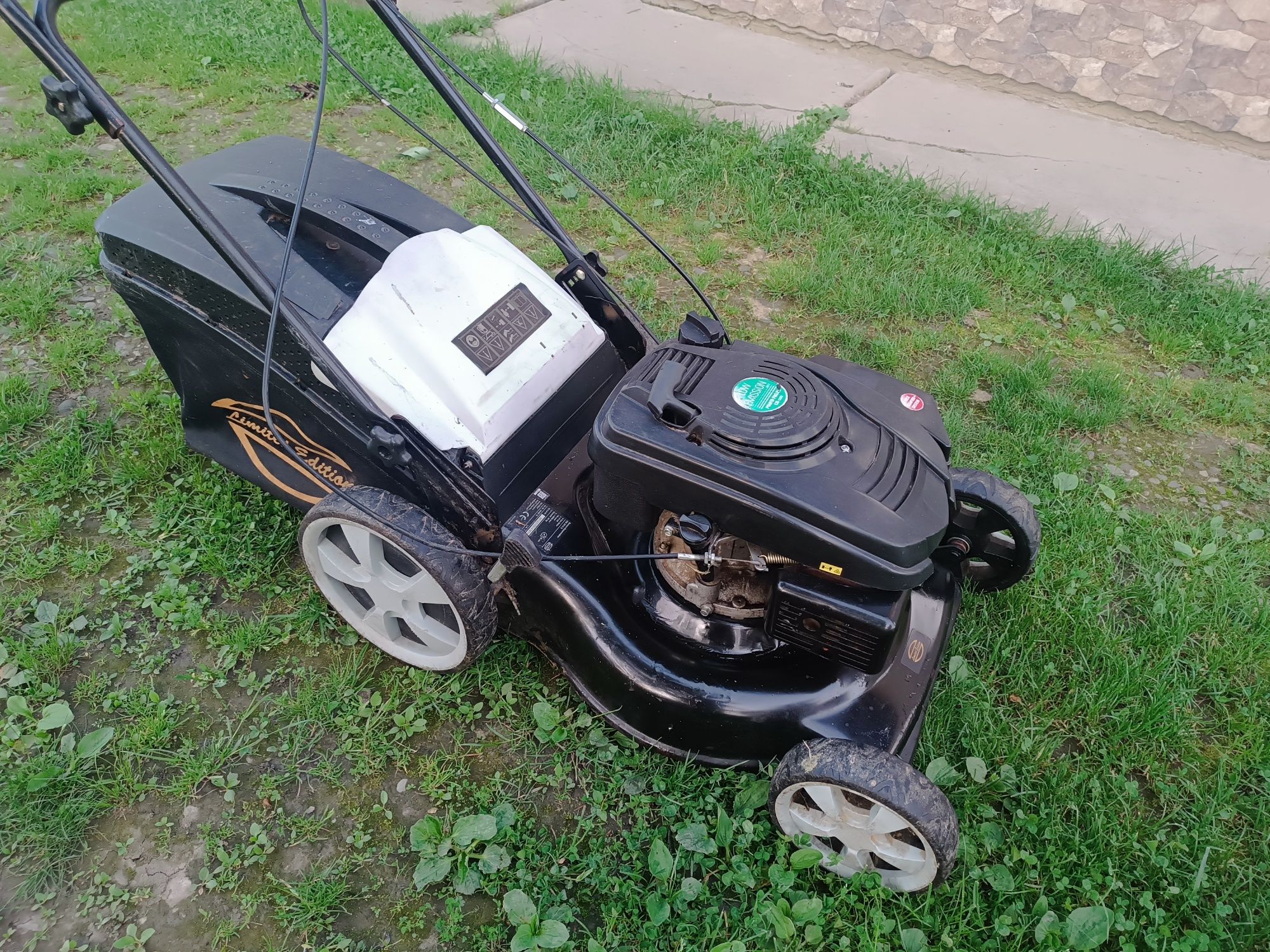 Mașina de tuns iarba (motor in 4 timpi)