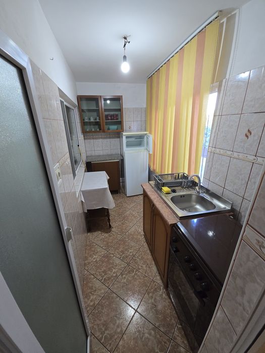 Închiriez apartament 2 camere.