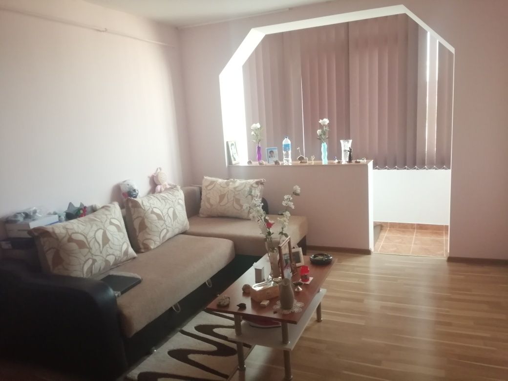 Vând apartament cu doua camere