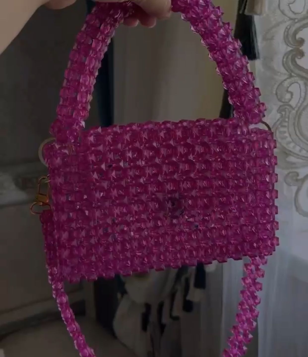 сумка из бусин розового цвета