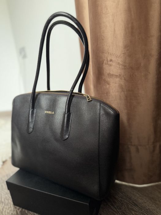 Дамска черна чанта FURLA естествена кожа