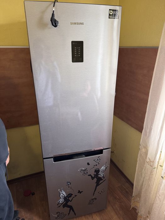 Продавам хладилник Samsung