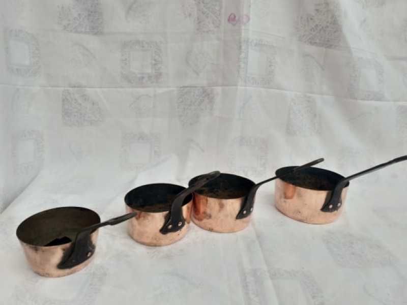 Set de patru oale din cupru cu maner din fier forjat